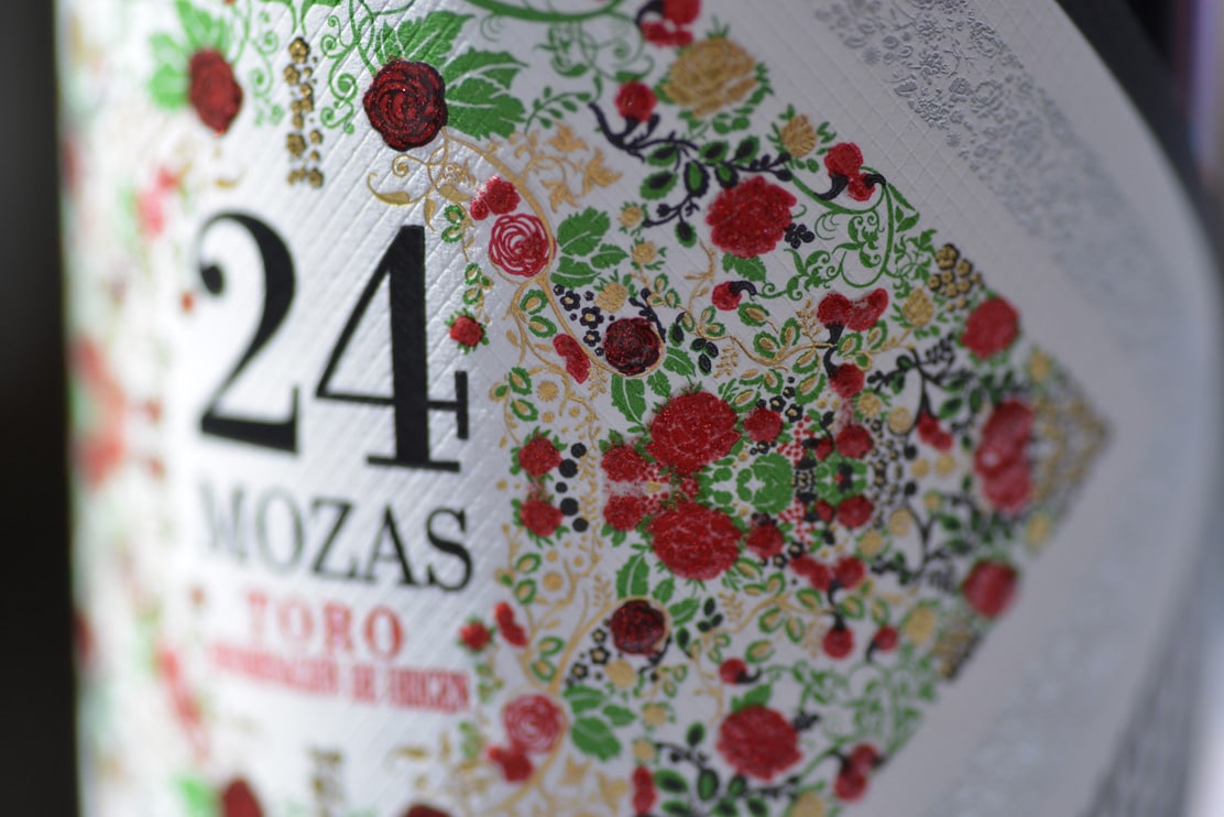 Detalle de impresión de etiqueta de vino 24 mozas