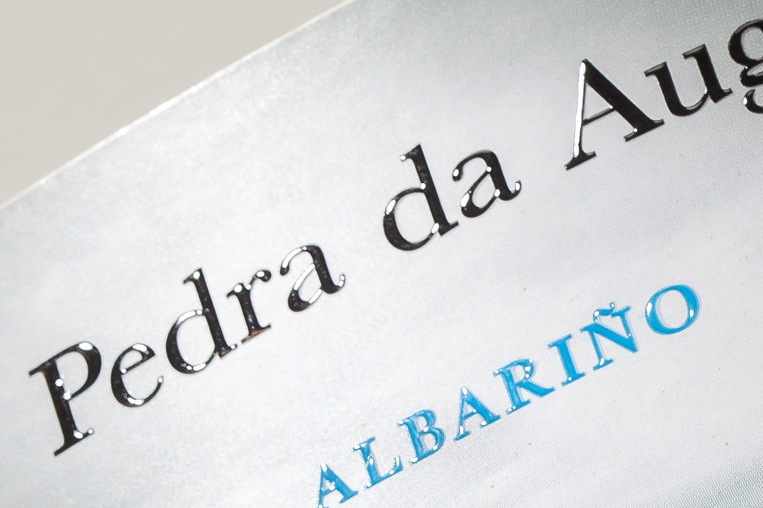 Detalle de impresión de etiqueta de albariño Pedra da Auga
