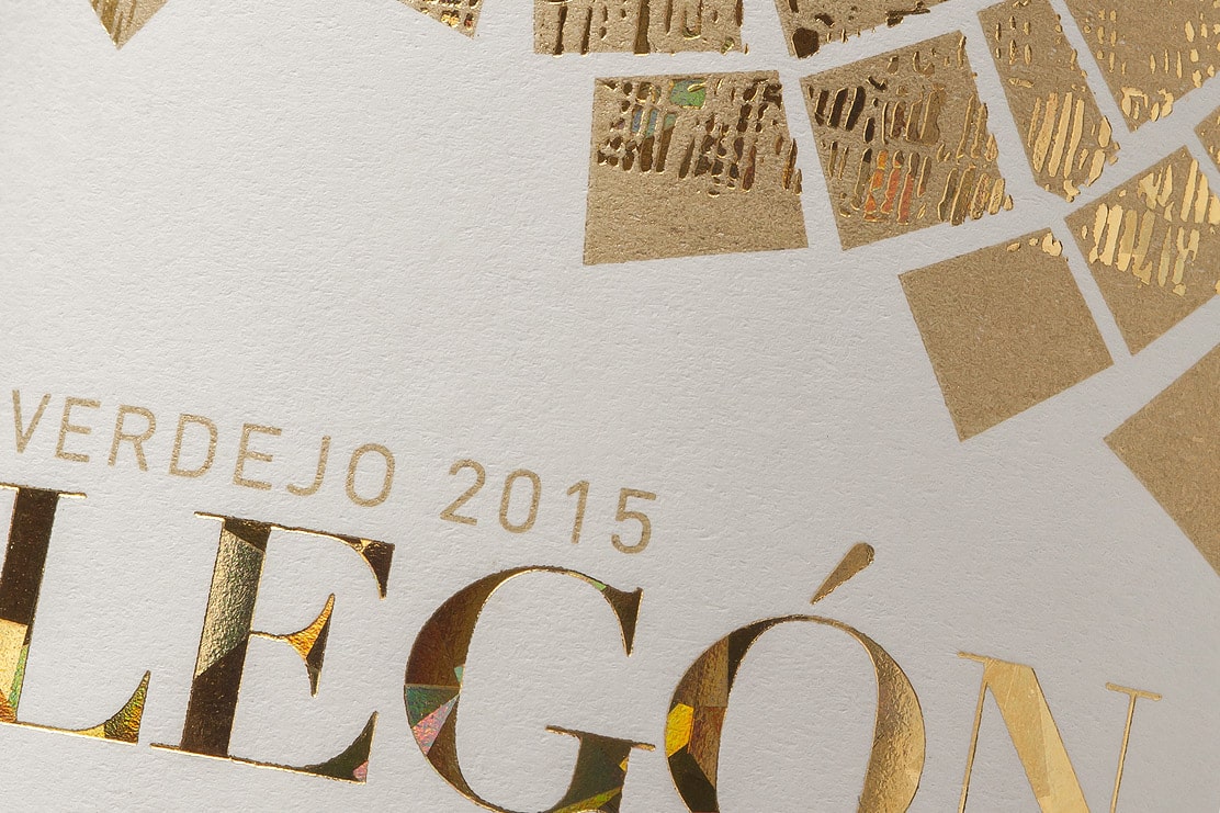 Detalle de impresión de etiqueta de vino Legón