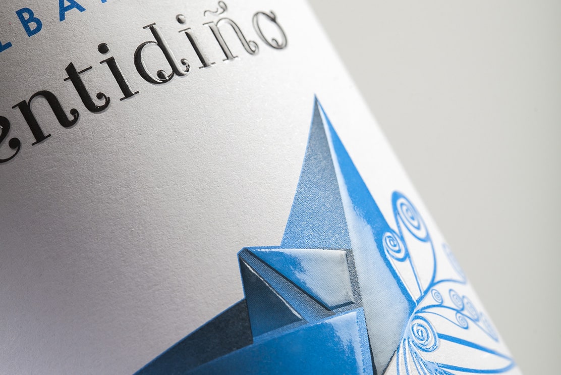 Detalle de impresión de etiqueta de vino Sentidiño