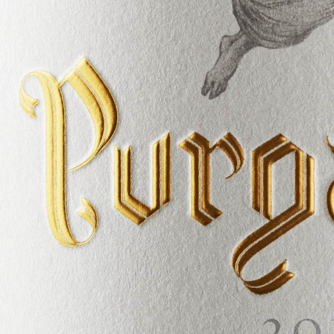 Detalle de estampado de etiqueta de vino Purgatori