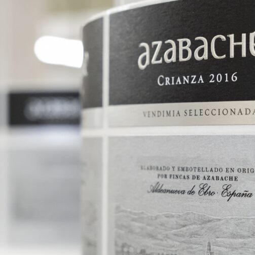 Detalle de impresión de etiqueta de vino Azabache crianza