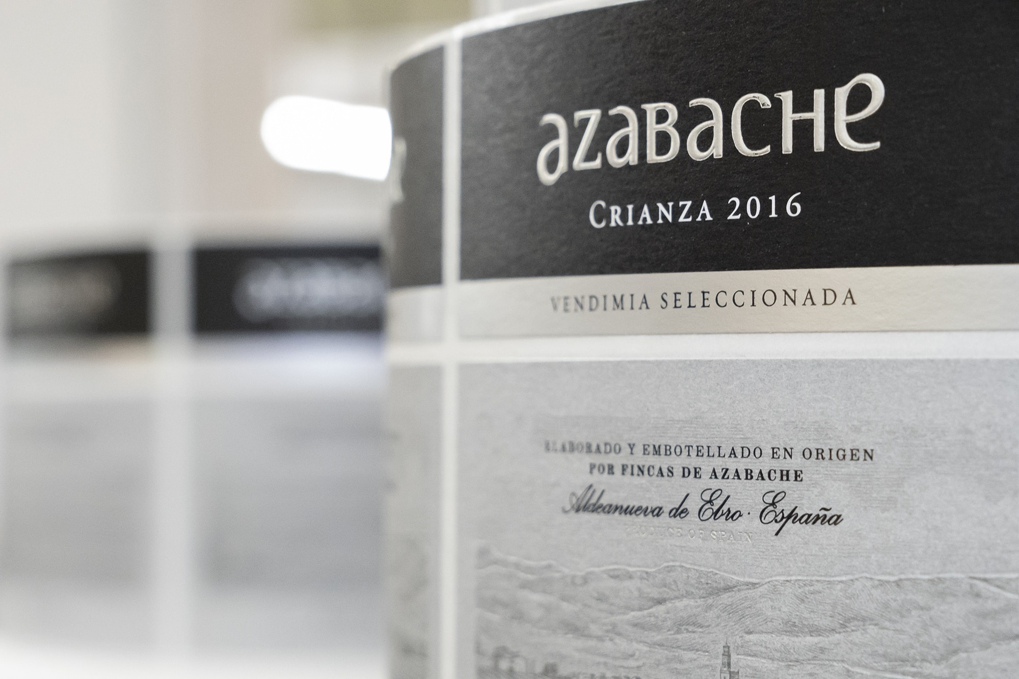 Detalle de impresión de etiqueta de vino Azabache crianza