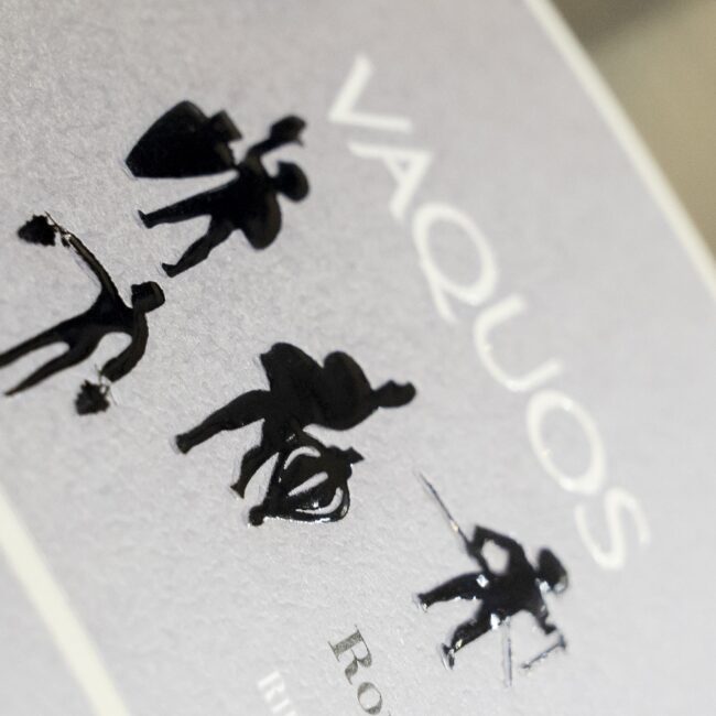Detalle de ilustración de etiqueta de vino Vaquos