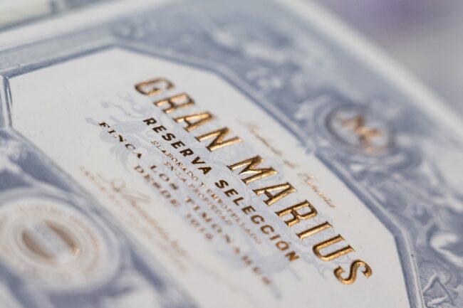 Detalle de impresión de etiqueta de vino Gran Marius