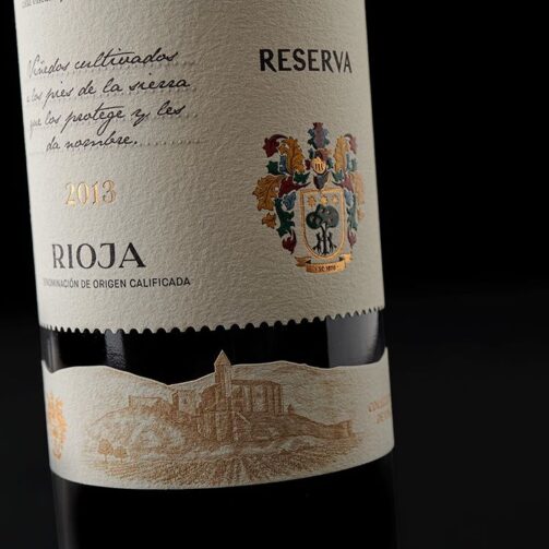 Detalle troquelado de impresión de etiqueta de vino Sierra Cantabria